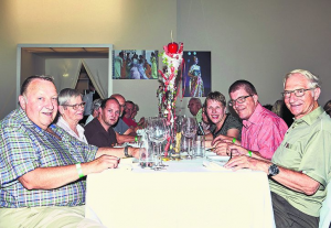 Familie Bürki geniesst mit den Tischnachbarn das feine Nachtessen. Alfred Bürki, Margrit Bürki, Marco Gasser, Karin Bürki, Alain Dubach, Paul Dubach