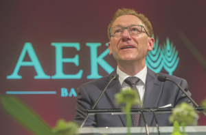 Raymond Lergier, Leiter Anlagen, blickt zurück auf seine erste Generalversammlung der AEK Bank im Jahr 1981 und lädt anschliessend zum gemeinsamen Mittagessen ein.