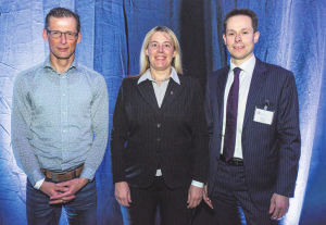 Daniel Iseli (rechts) mit den neu gewählten Vorstandsmitgliedern Beat Ambühl und Madeleine Amstutz. Auf dem Bild fehlt Raphael Knecht.