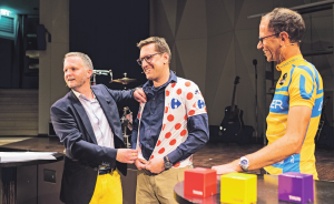 Symbolisch haben Matthias Zellweger und Hansjürg Gerber das Leadertrikot «maillot jaune» abgegeben und Micha Berger das weiss-rot gepunktete Bergpreistrikot angezogen.