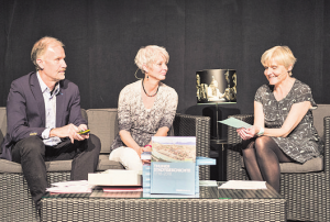 Die Projektleitung mit Christian Lüthi, Anita Egli und Anna Bähler präsentiert das Buch.