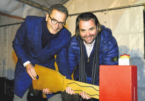 Alain Marti und Stadtpräsident Raphael Lanz drehen den Schlüssel zur Weihnachtsbeleuchtung