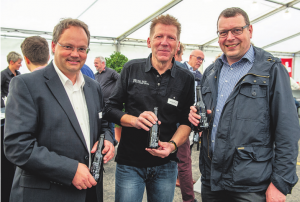 Mit einem Jubiläums-Bier wurde fleissig angestossen: Martin Burkhalter (Fastlog AG), Heinz Schober und Stephan Brügger (Swisscom (Schweiz) AG)