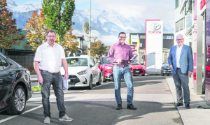 Die Toyota-Kenner im Autotempel Thun: Verkaufsberater Marc Baumann, Verkaufsleiter Daniel Zürcher und Geschäftsführer Marco Frozza (v.l.n.r.).
