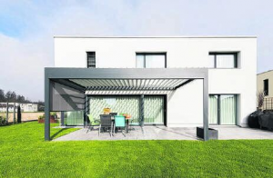 Lamellen-Pergola lässt Sonnenlicht direkt oder indirekt durch, wettergeschützt – Fassadenmontage oder freistehend.