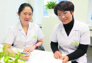 Gan-TCM-Assistentinnen: Jian Wang und Yan Loosli-Wang (rechts).