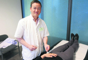 Dr. Dongming Gan bei einer Akupunkturbehandlung in seiner Gan TCM Praxis in Thun.