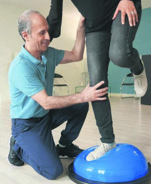 Praktische Übungen sind wichtiger Bestandteil einer Physiotherapie.