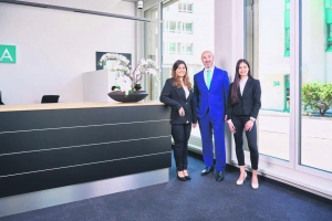Agenturleiter Giuseppe Galeazza und die Mitarbeiterinnen Angela Mangiola (links) und Claudia Kümmerli freuen sich, Kunden in modernen und hellen Räumlichkeiten bedienen zu dürfen.