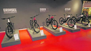 Drei der fünf e-Framer-Modelle im Schauraum in Uetendorf.