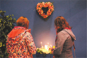 Damaris Brand aus Erlenbach zündet mit ihrer Tochter eine Kerze für ihre verstorbene Oma an.